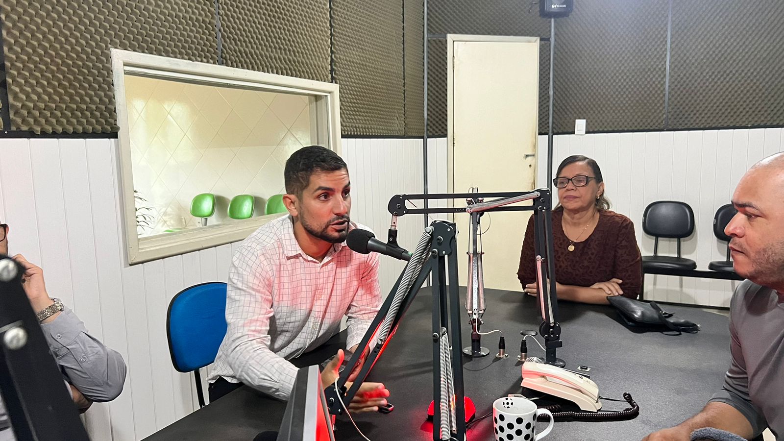 entrevista  na rádio povo - Foto: Interiorano